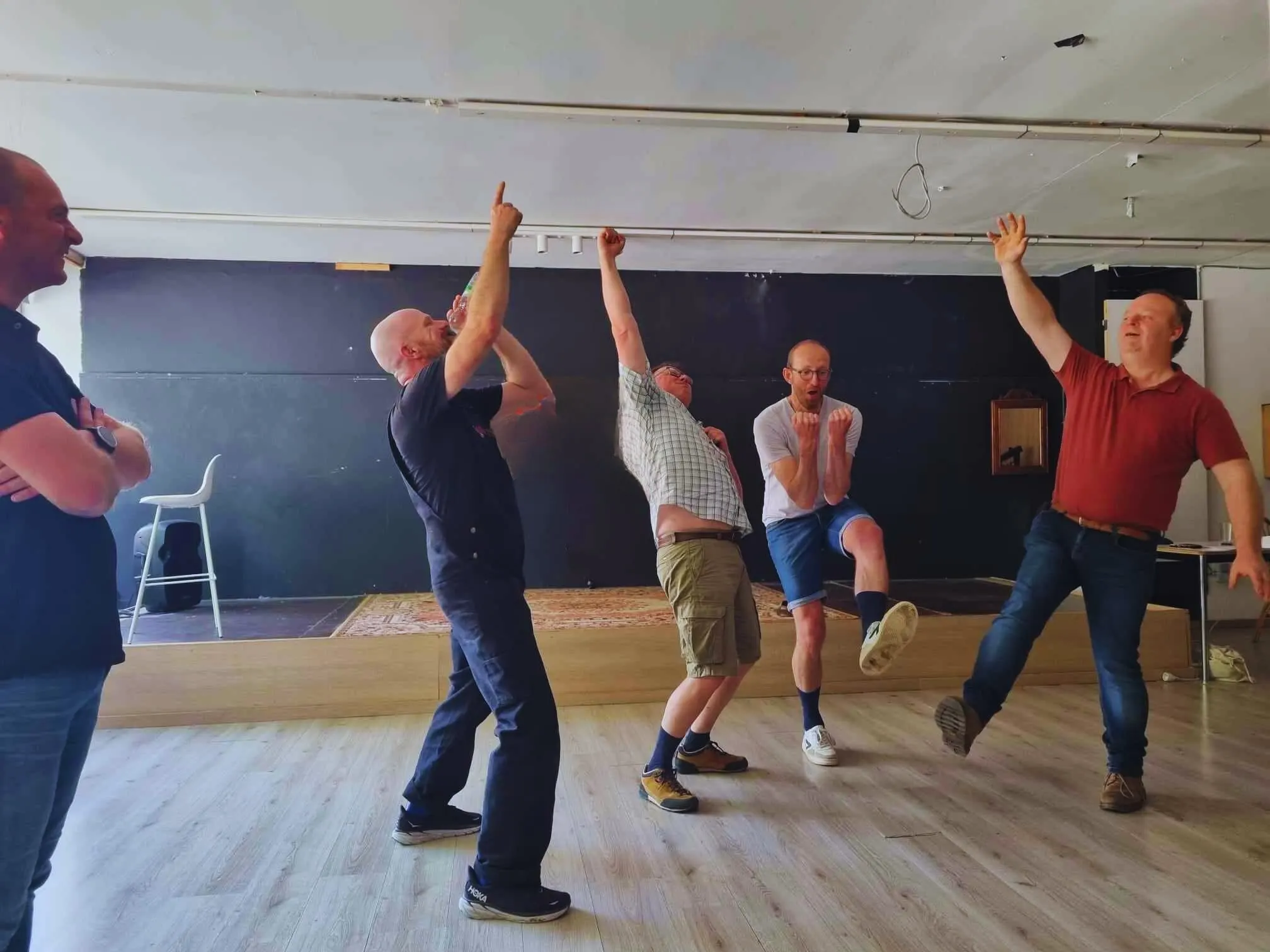 Deelnemers tijdens een actieve improvisatie-teambuilding